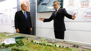 Премьер-министр РФ Михаил Мишустин и губернатор Челябинской области Алексей Текслер (слева направо) во время осмотра выставки
