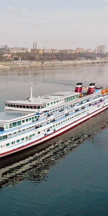 Теплоход идет по реке 