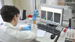 sotrudnik-v-issledovatelskoj-laboratorii