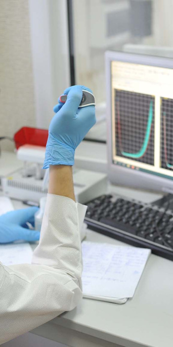 sotrudnik-v-issledovatelskoj-laboratorii