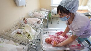  Медицинский сотрудник и новорожденный в комнате новорожденного 