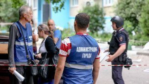Мужчина в спецодежде с надписью "администрация города"