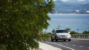 avtomobil-edet-po-doroge-v-sochi