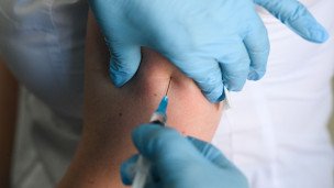 Медработник вакцинирует пациента 