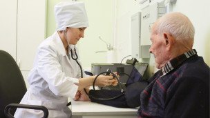  Измерение давления пожилому пациенту