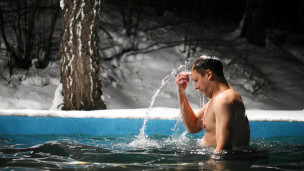 Верующий во время купания в Крещенский сочельник