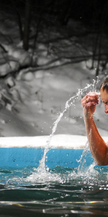 Верующий во время купания в Крещенский сочельник