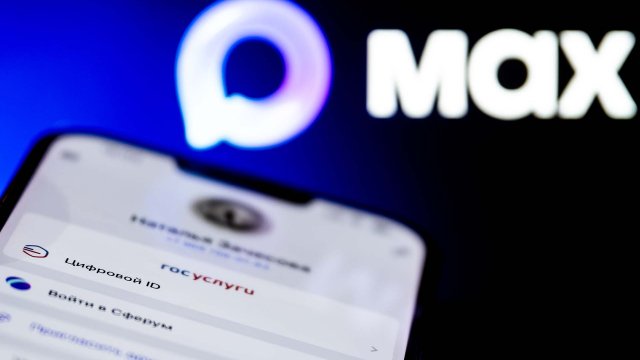 Экран телефона мессенджер MAX