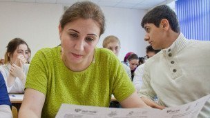 Женщина читает брошюру 