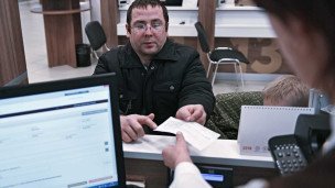 Мужчина в социальном центре предоставления услуг