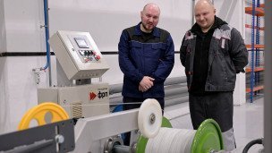 Рабочие в цехе по выпуску продукции