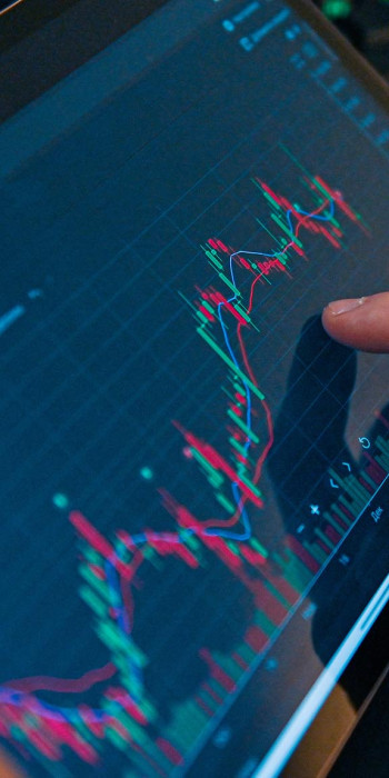 График фондового рынка на планшете