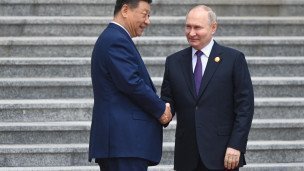Президент России Владимир Путин и председатель КНР Си Цзиньпин во время церемонии официальной встречи