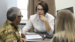 участник сво на приеме в социальном центре