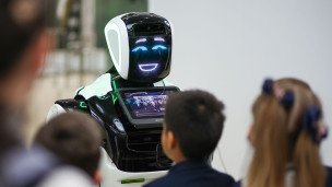 Посетители у антропоморфного робота
