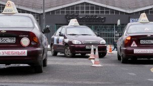 Автомобили на учебной площадке автошколы