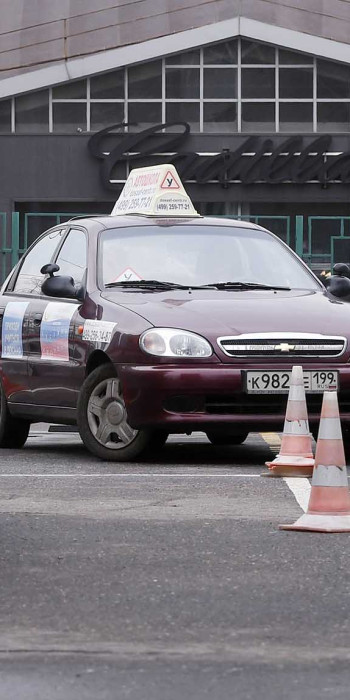 Автомобили на учебной площадке автошколы