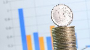 Стопка рублей на фоне графиков роста