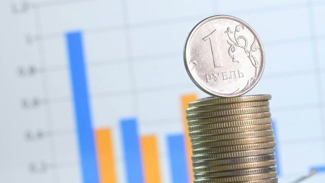 Стопка рублей на фоне графиков роста