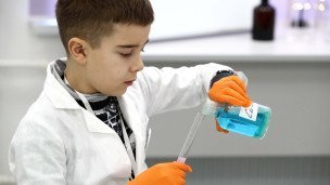 Rebenok-s-probirkami -v-laboratorii