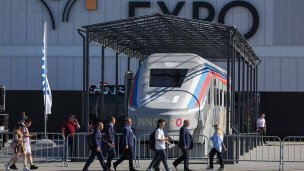 Посетители у макета высокоскоростного поезда от компании "Уральские локомотивы" на международной промышленной выставке "Иннопром"