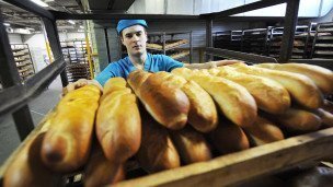 Работник на производстве хлеба