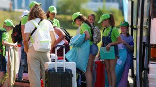 Vоzhatyye-i-deti-okolo-avtobusa-vo-vremya-otkrytiya-letney-smeny-v-detskom-tsentre