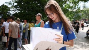 Абитуриент во время подачи документов в рамках приемной кампании