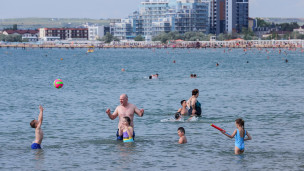 Отдыхающие на пляже Черного моря