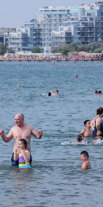 Отдыхающие на пляже Черного моря