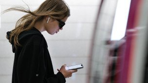 девушка со смартфоном в руках