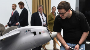 Посетитель на выставке  Беспилотные системы