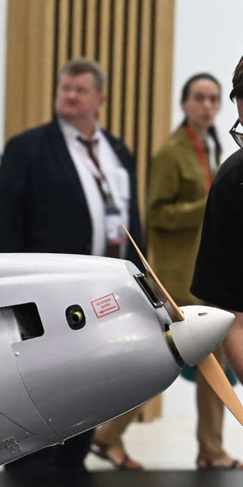 Посетитель на выставке  Беспилотные системы