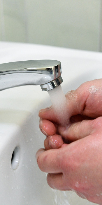 Человек моет руки