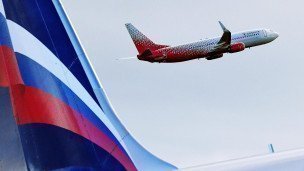 Самолет взлетает в небо