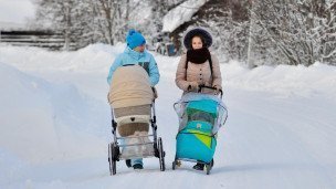 Женщины с колясками на прогулке