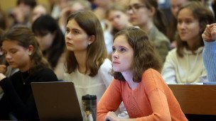 Студенты во время занятия в аудитории