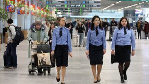 Пассажиры в здании аэропорта