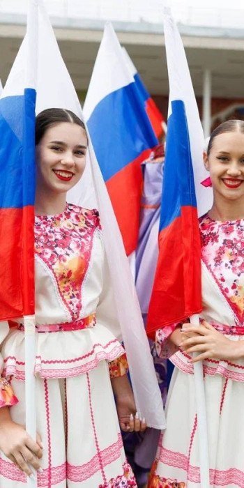 Участницы форума в костюмах с флагами России