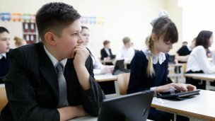 Ученики во время занятия с планшетами во время урока