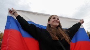 Девушка с флагом России