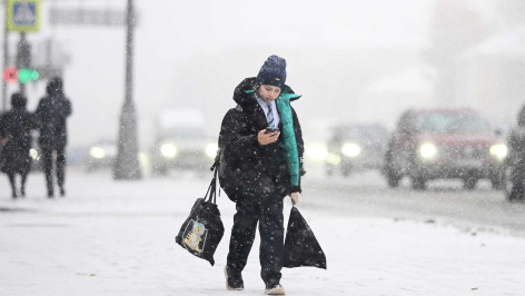 Ребенок на улице с телефоном в снегопад