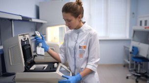 Сотрудник в лаборатории