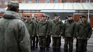 Призывники на сборном пункте 