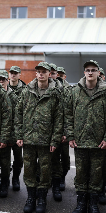 Призывники на сборном пункте 