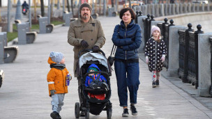 Многодетная семья на прогулке