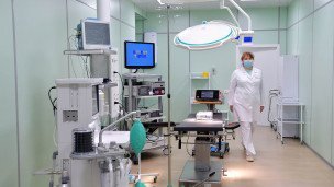 Медицинская сотрудница в одном из новых операционных залов