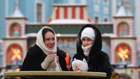 Посетители рождественской ярмарки 