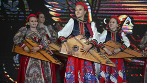 Участники ансамбля выступают на всероссийском конкурсе