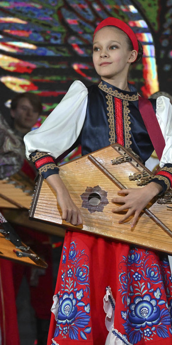 Участники ансамбля выступают на всероссийском конкурсе